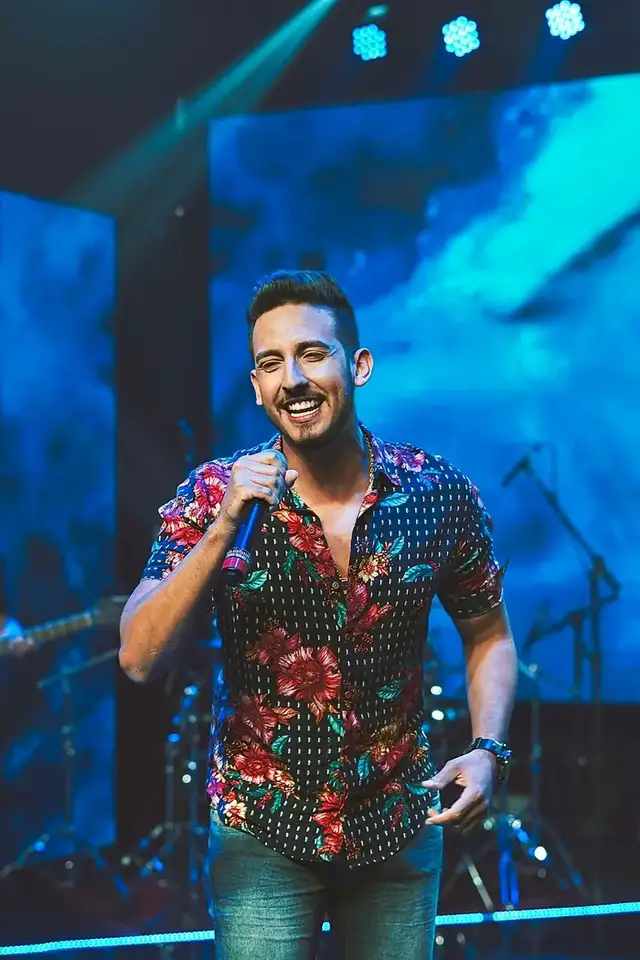 Gabriel Gadelha cantando ao vivo no palco