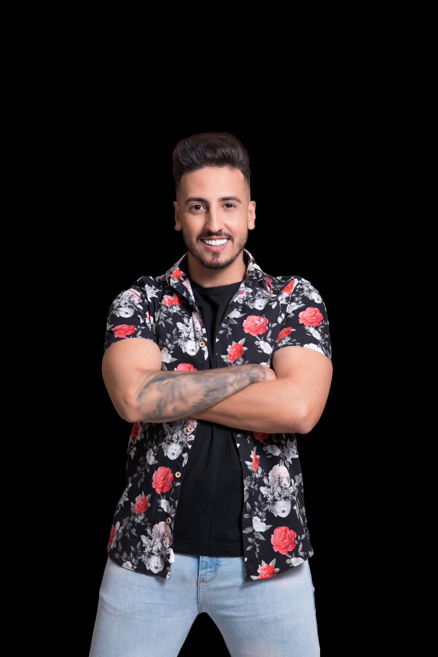 Gabriel Gadelha cantando