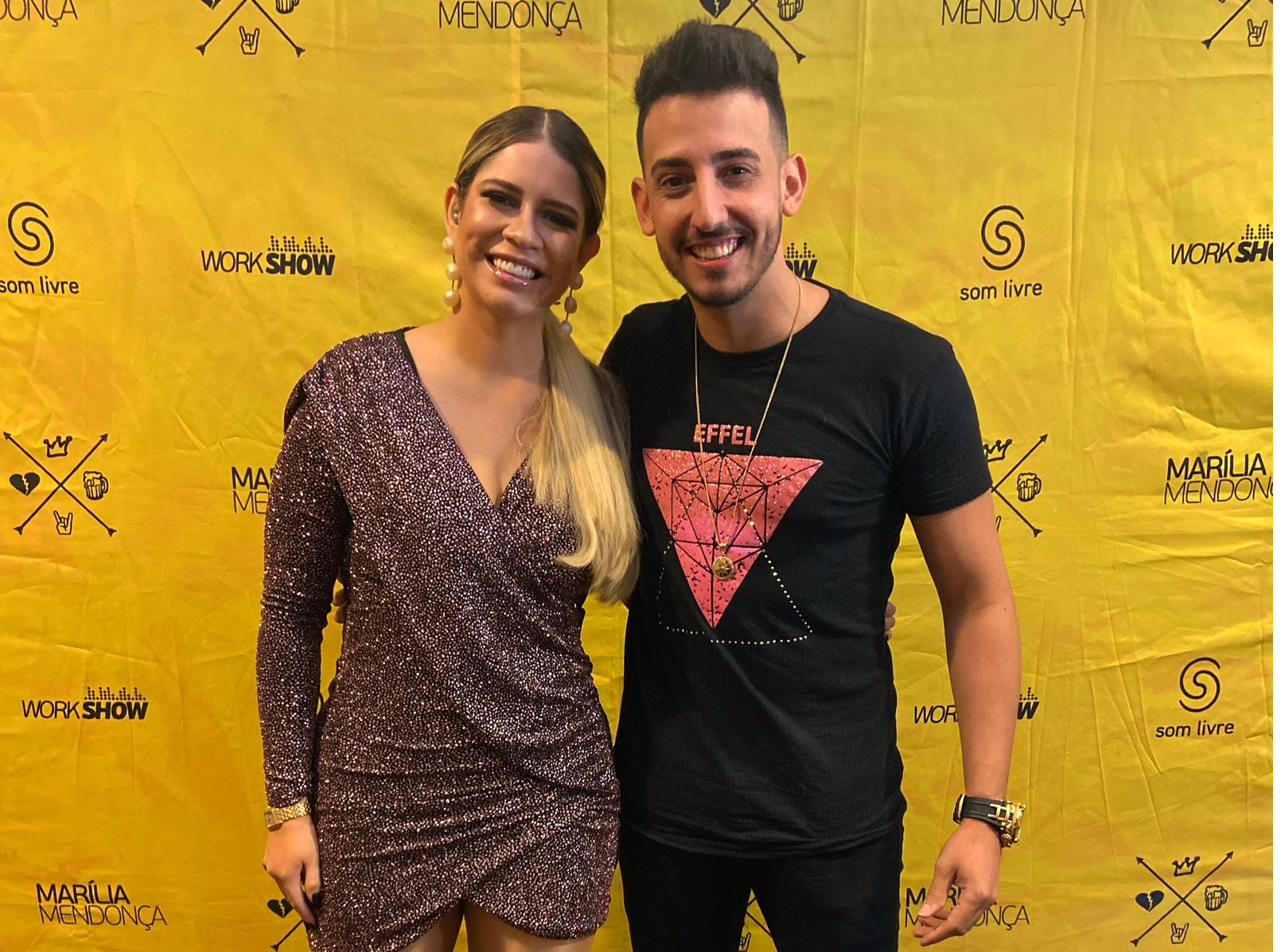 Gabriel com banda no palco