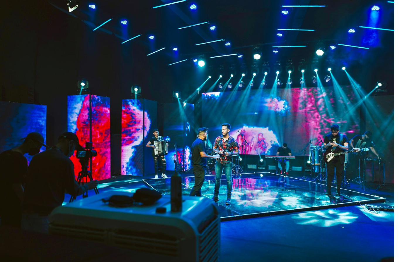 Gabriel cantando ao vivo